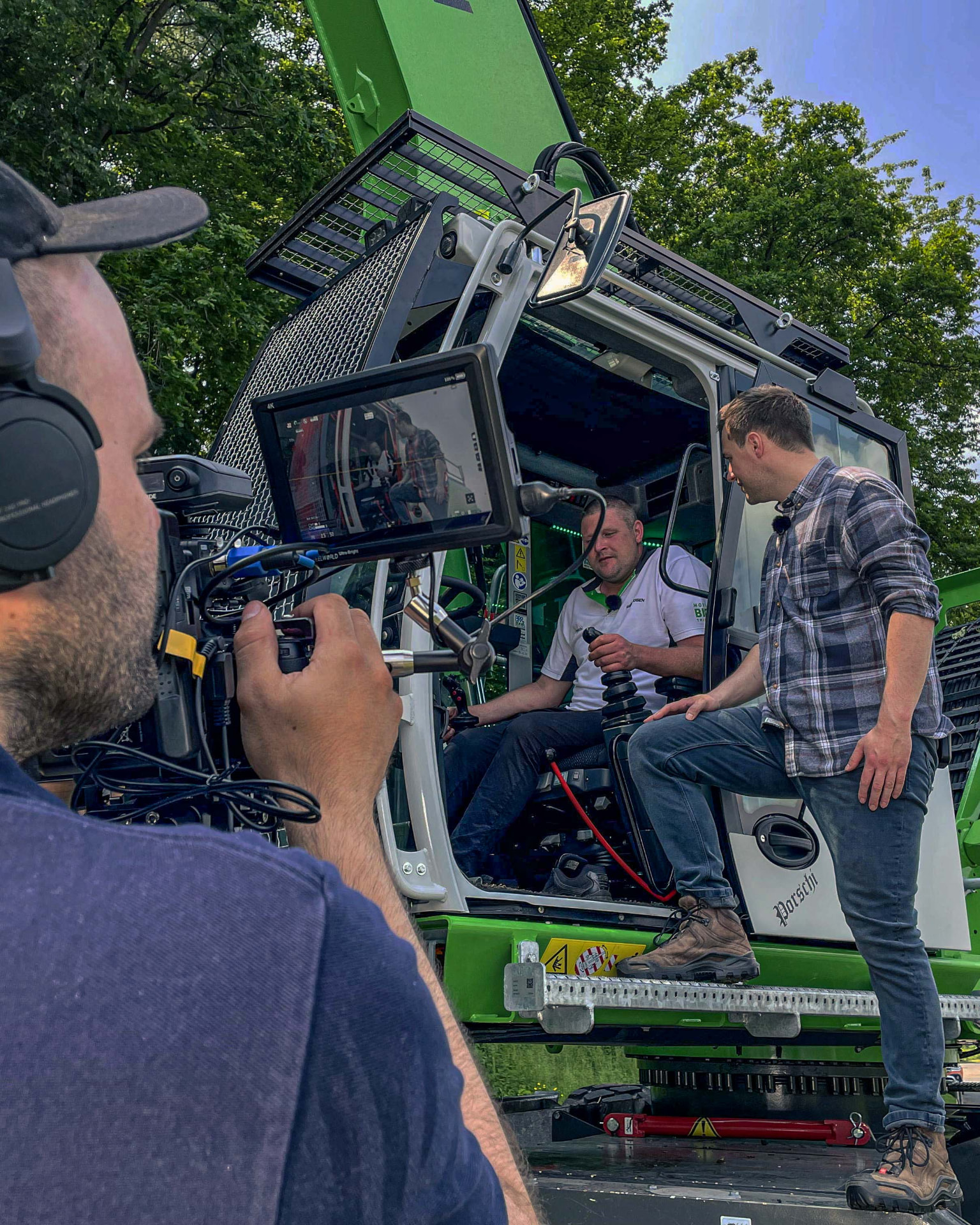 on:LAND during an on-location video production and technical discussion at a machine.