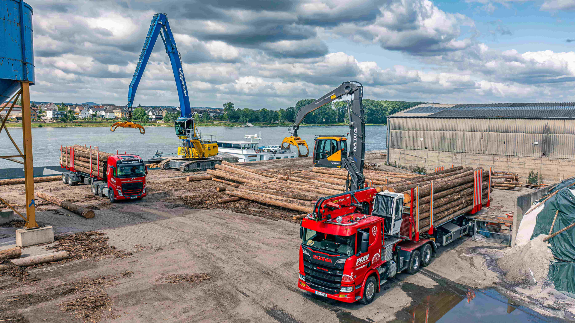 SENNEBOGEN 870 E handling timber at a port