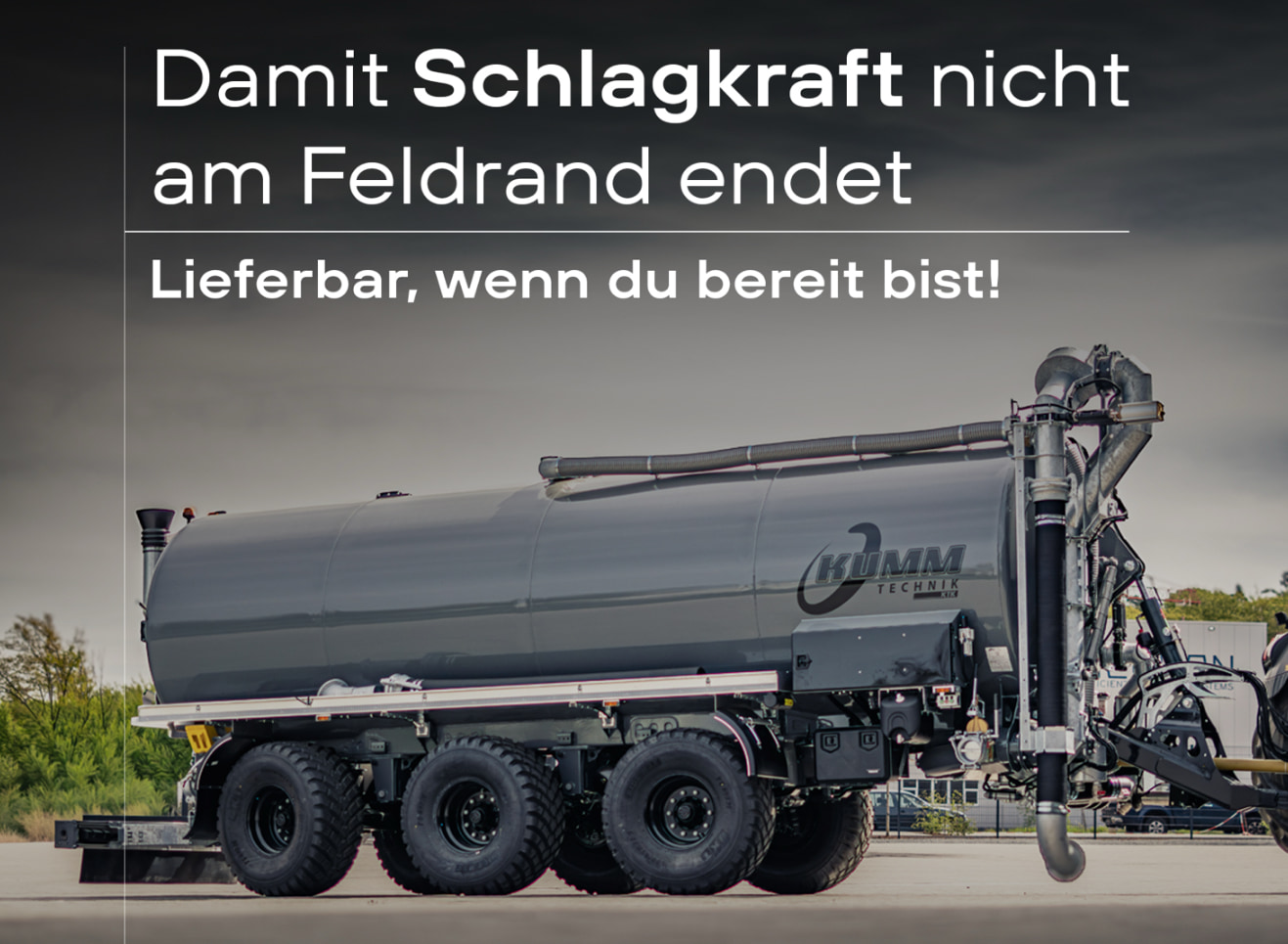Anzeigenmotiv für KUMM Technik mit Güllefass und Headline zur Lieferfähigkeit