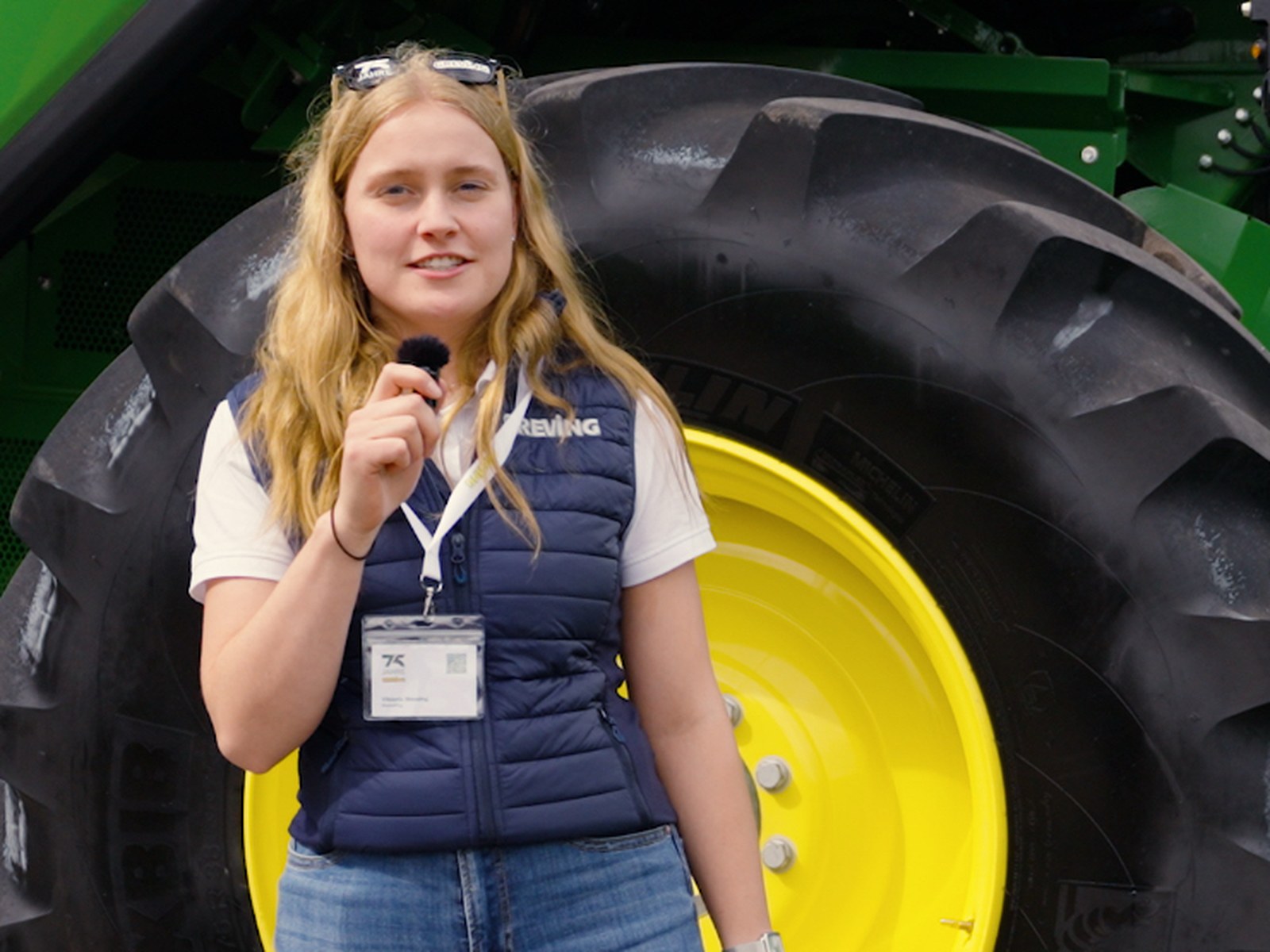 Moderation vor einem John Deere Traktor auf einer Greving Veranstaltung