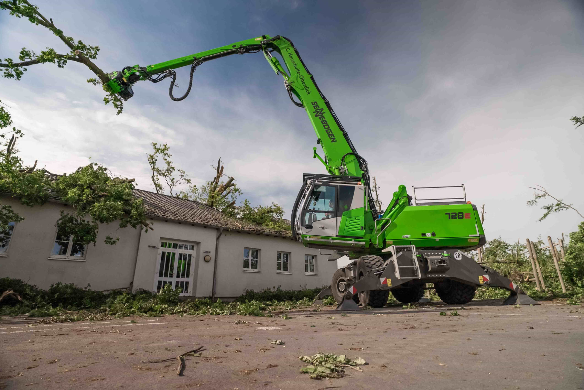 SENNEBOGEN 728 E im Forsteinsatz an einem bewaldeten Gebäudestandort