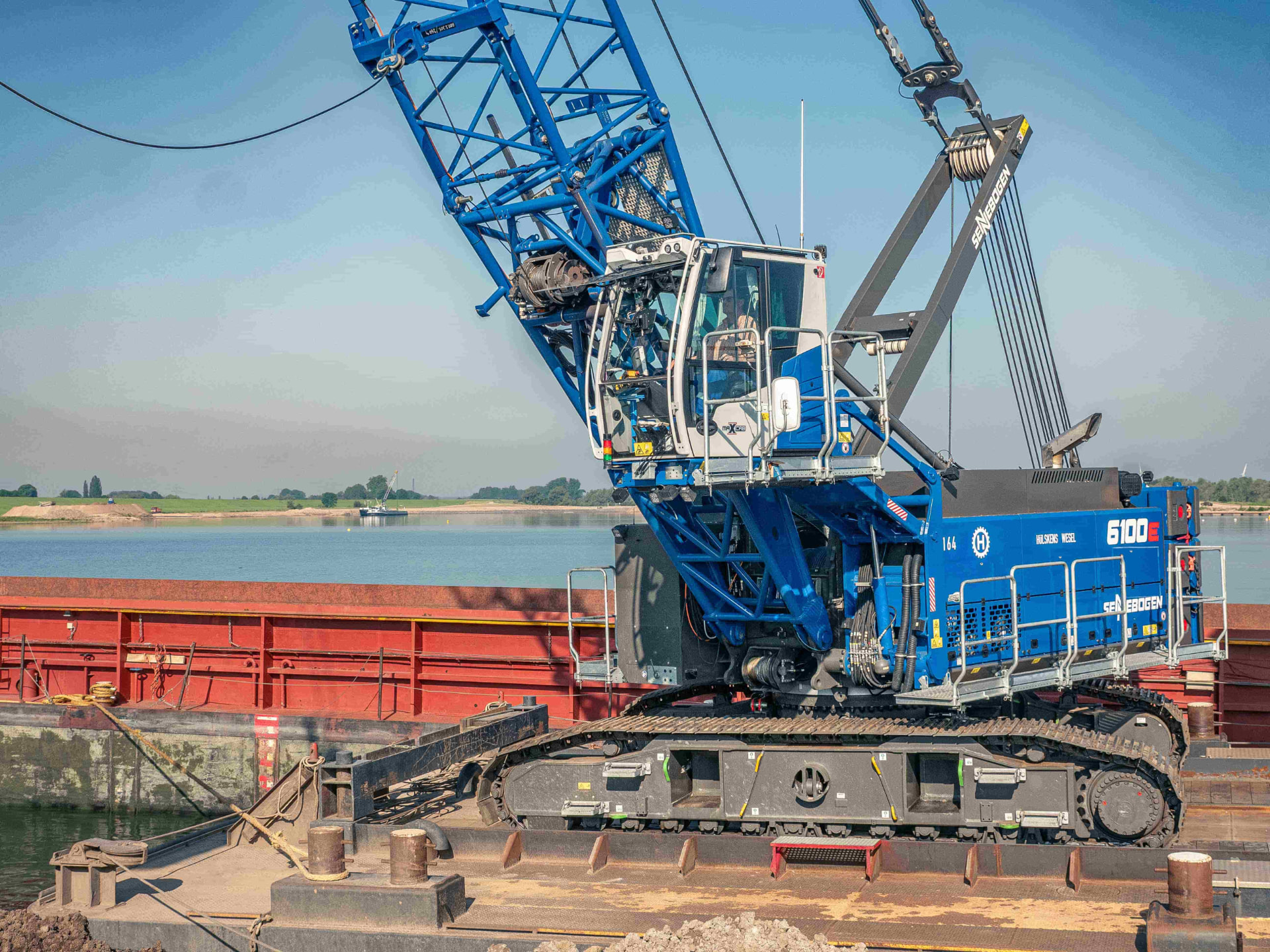 SENNEBOGEN 6100 E working in soil backfilling