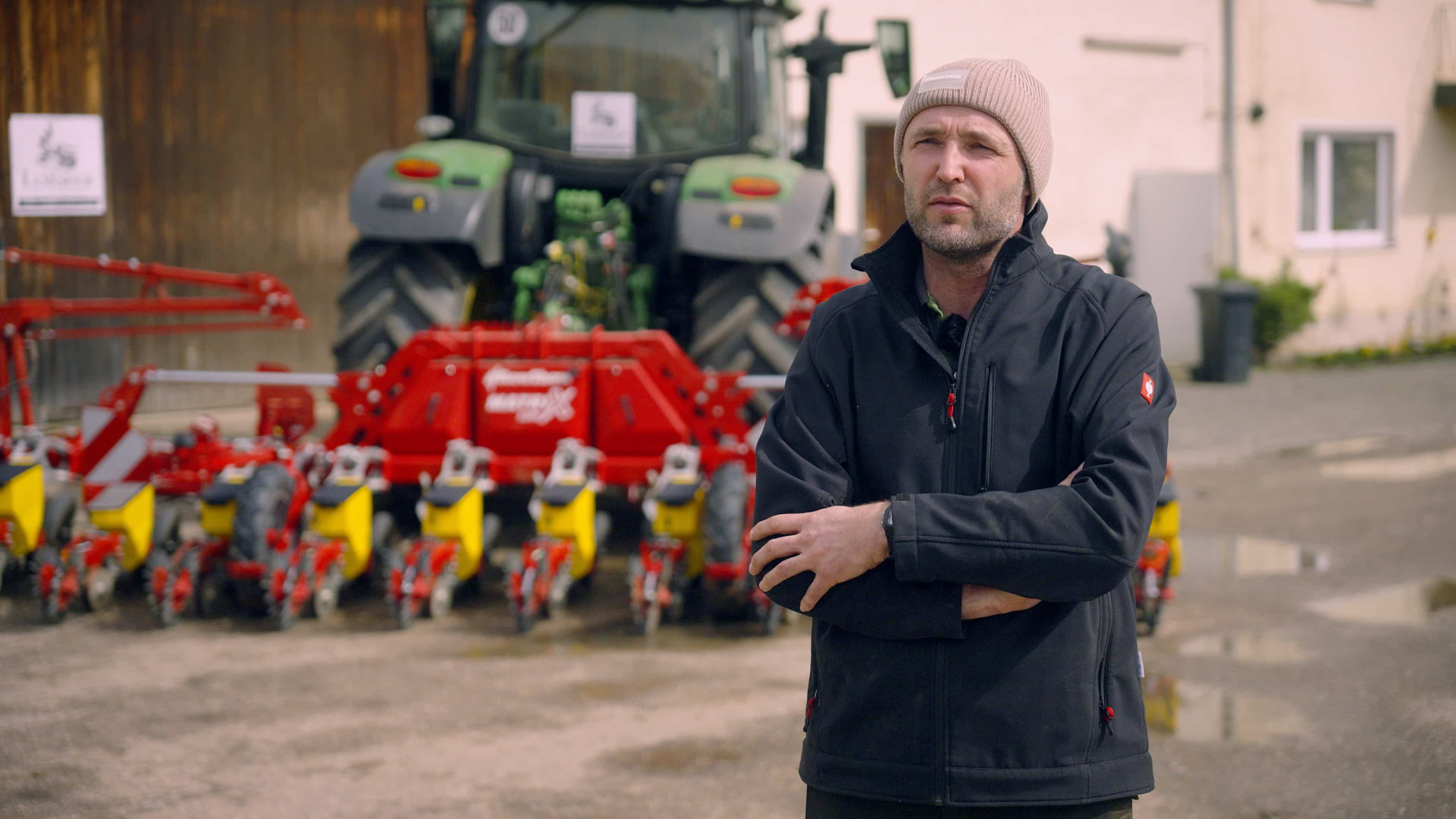 Landwirt vor GRIMME MATRIX Legemaschine und Traktor auf dem Hof