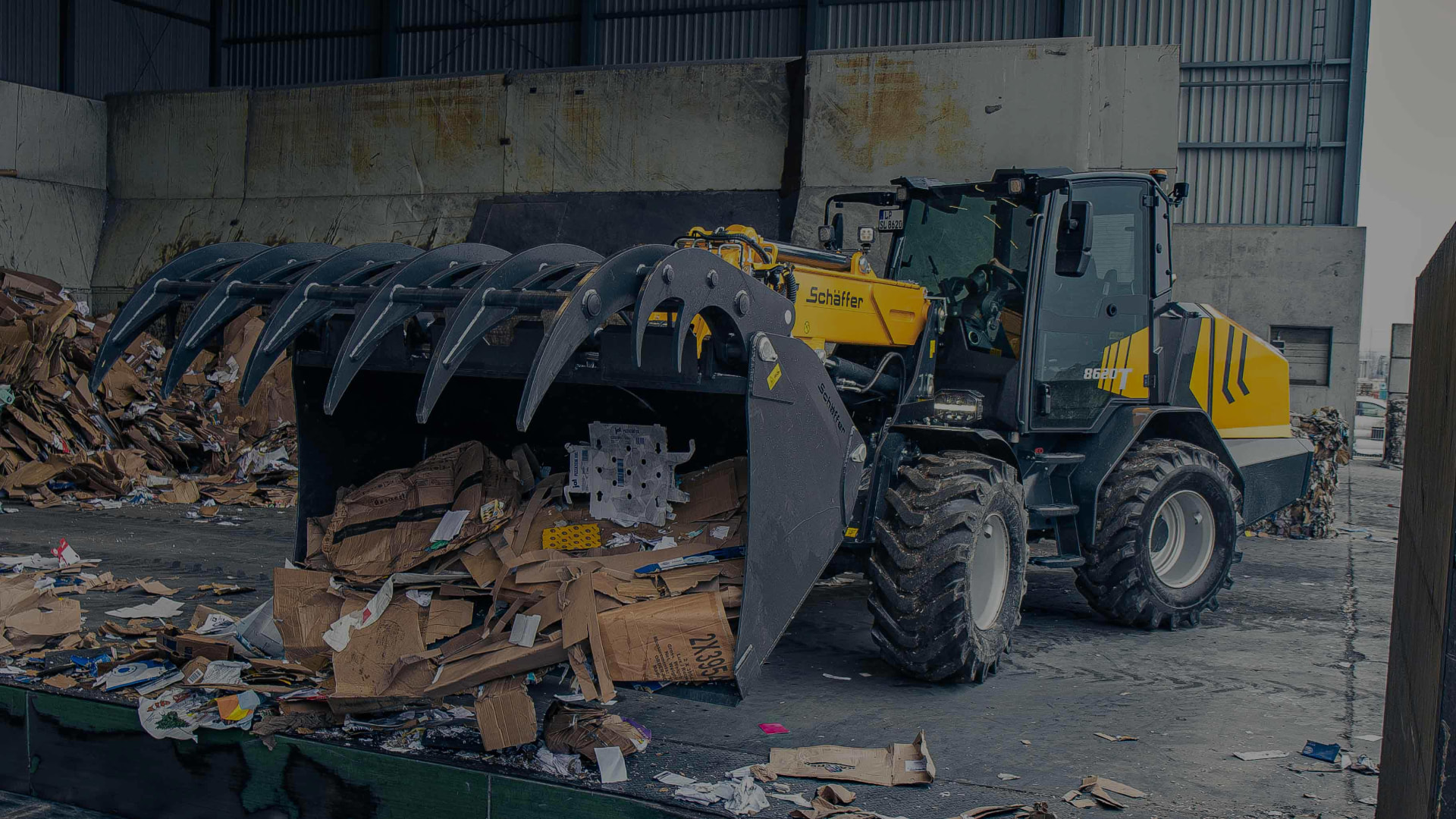 Schäffer 8620 T wheel loader with a grab bucket at a recycling site